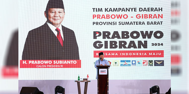 Calon Presiden Prabowo Subianto di depan Tim Kampanye Daerah (TKD) Sumatera Barat di Hotel Mercure, Padang, Sabtu (9/12/2023). (Dok TKN Prabowo-Gibran)