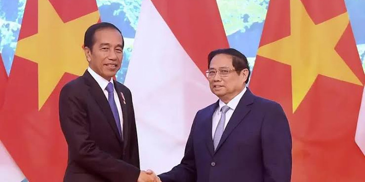 Presiden Jokowi menghadiri dialog bisnis bersama pengusaha/investor Vietnam pada Sabtu (13/1/2024) di Hotel Melia Hanoi, Vietnam. Foto: BPMI Setpres/Istimewa.